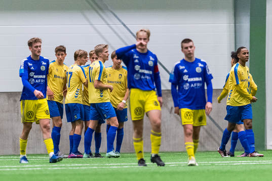 Bröndbys Magnus Søndergaard jublar med lagkamrater