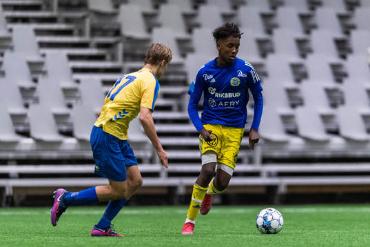 Bröndbys Lukas Larsen och Sundsvalls Abdulahi Shino