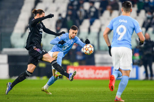 Adrien Rabiot of Juventus and Veljko Birmancevic of Malmö