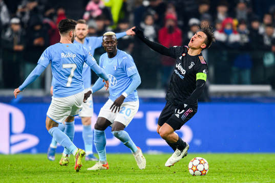 Erdal Rakip and Bonke Innocent of Malmö FF against Paulo