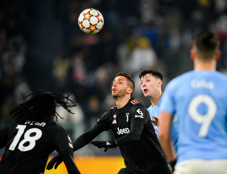 Rodrigo Bentancur of Juventus and Anel Ahmedhodzic of