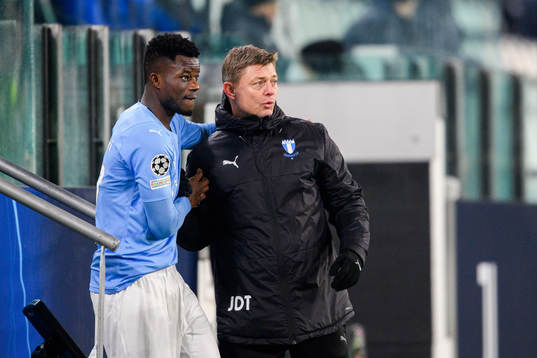 Malik Abubakari and Jon Dahl Tomasson, head coach of Malmö