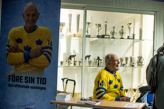 Ulf Sterner innan ishockeymatchen i SHL mellan Leksand och