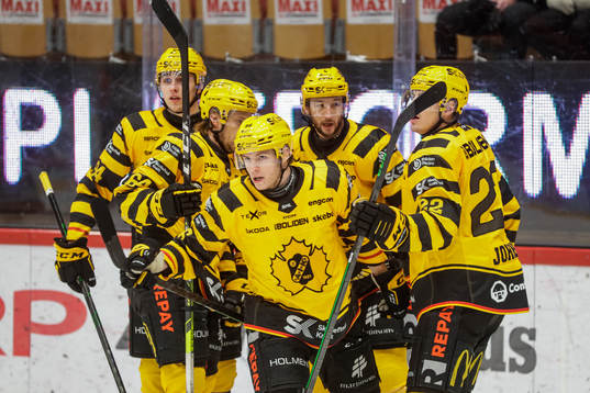 Skellefteås Rickard Hugg jublar med lagkamrater