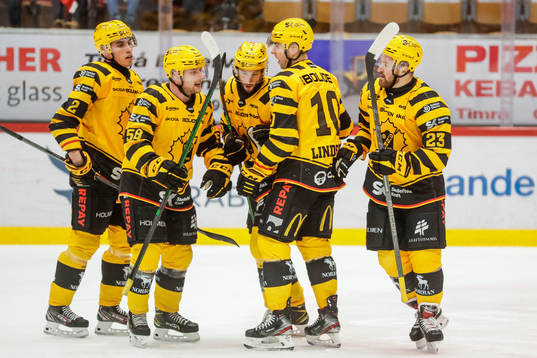 Skellefteås Melker Karlsson jublar med lagkamrater