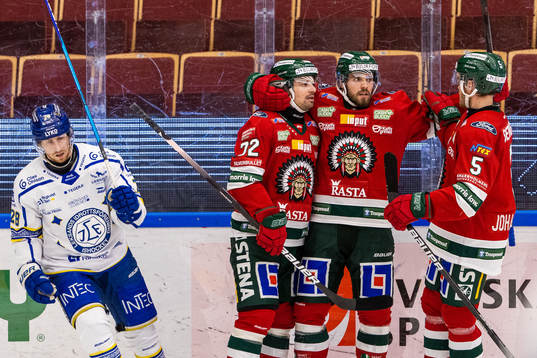 Frölundas Michael Spacek (m) jublar med Patrik Carlsson