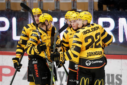 Skellefteås Rickard Hugg jublar med lagkamrater