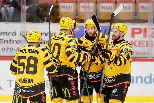 Skellefteås Melker Karlsson jublar med lagkamrater