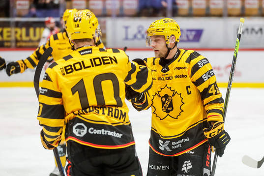 Skellefteås Oscar Möller jublar med Joakim Lindström