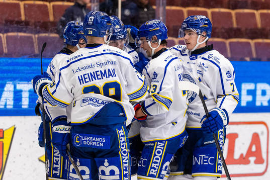 Leksands Mikael Ruohomaa jublar med lagkamrater