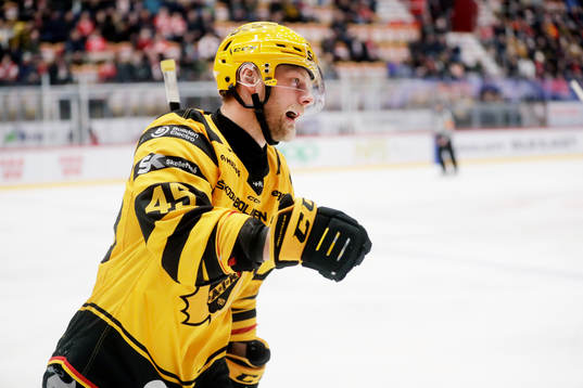 Skellefteås Oscar Möller jublar