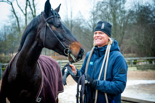 211209 Ryttaren Fredrik Jönsson i stallet med Snow