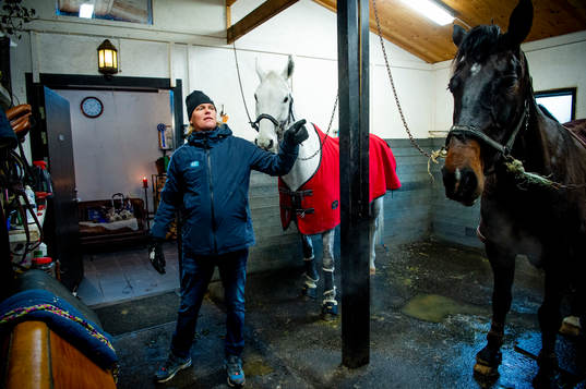 211209 Ryttaren Fredrik Jönsson i stallet