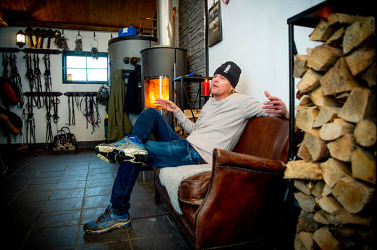 211209 Ryttaren Fredrik Jönsson i stallet