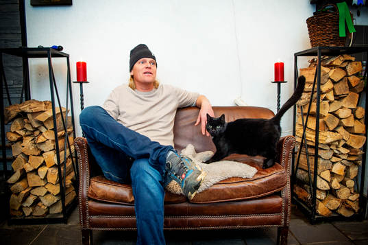 211209 Ryttaren Fredrik Jönsson i stallet med katten