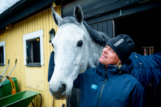 211209 Ryttaren Fredrik Jönsson i stallet med Conrad
