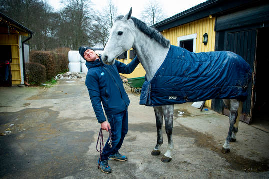211209 Ryttaren Fredrik Jönsson i stallet med Conrad