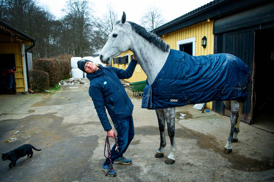 211209 Ryttaren Fredrik Jönsson i stallet med Conrad och