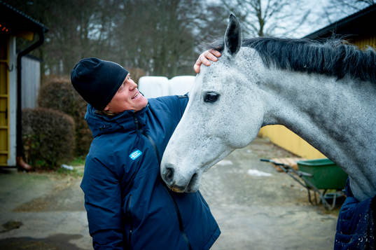 211209 Ryttaren Fredrik Jönsson i stallet med Conrad
