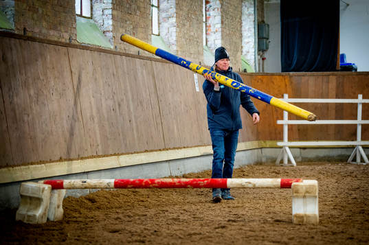 211209 Ryttaren Fredrik Jönsson i stallet