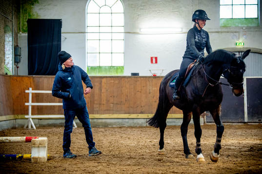 211209 Ryttaren Fredrik Jönsson i stallet med Marte