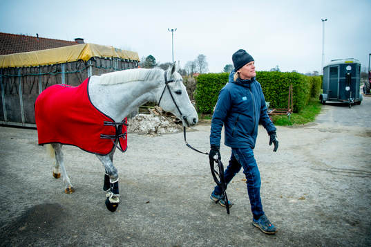 211209 Ryttaren Fredrik Jönsson i stallet med Ice