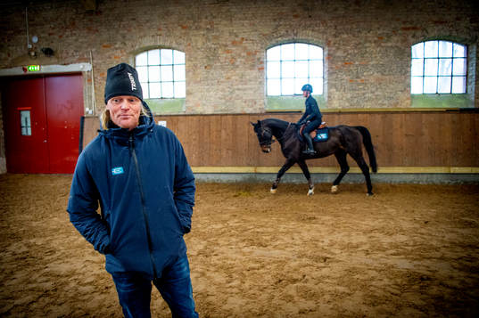 211209 Ryttaren Fredrik Jönsson i stallet med Marte