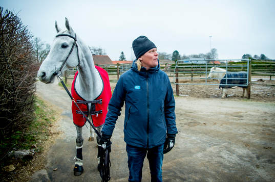 211209 Ryttaren Fredrik Jönsson i stallet med Ice