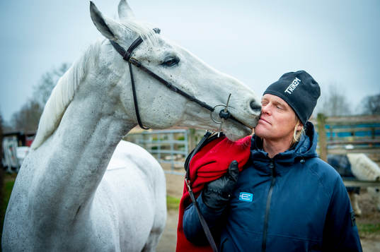 211209 Ryttaren Fredrik Jönsson i stallet med Ice