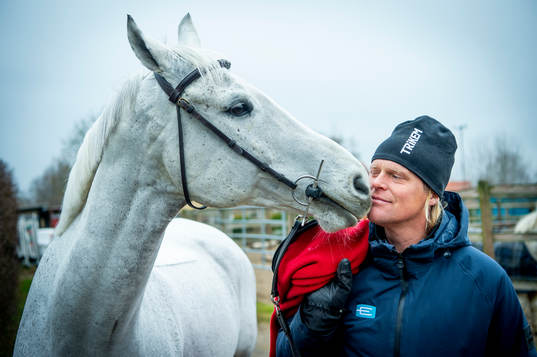 211209 Ryttaren Fredrik Jönsson i stallet med Ice