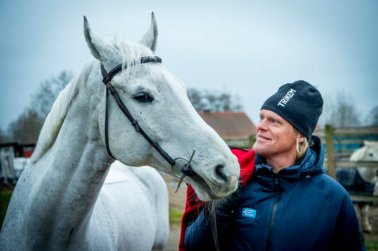 211209 Ryttaren Fredrik Jönsson i stallet med Ice