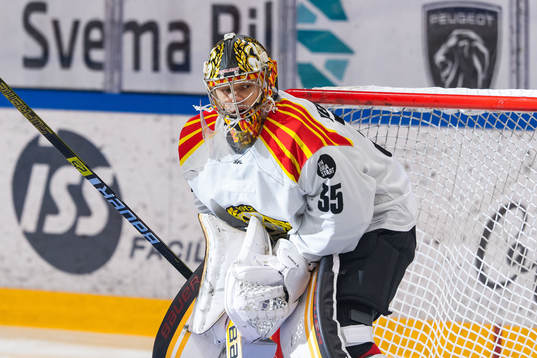 Brynäs målvakt Veini Vehviläinen deppar