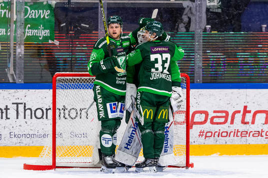 Färjestads Adam Ginning, målvakt Dominik Furch och Albert