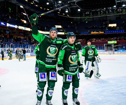 Färjestads Adam Ginning och Joel Nyström jublar
