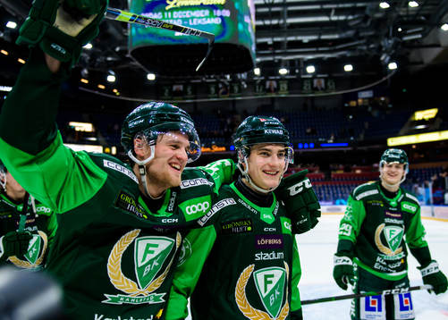 Färjestads Adam Ginning och Joel Nyström jublar