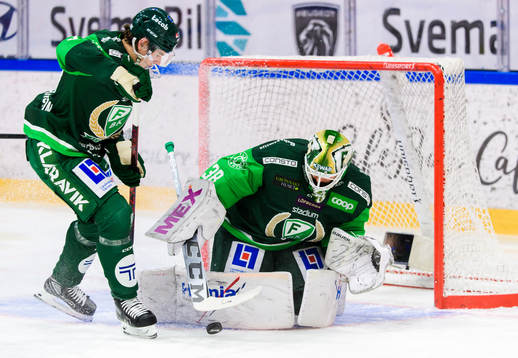 Färjestads Albert Johansson och målvakt Dominik Furch