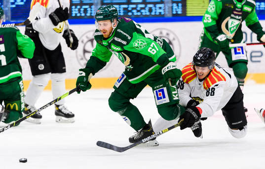 Färjestads Pontus Widerström och Brynäs Dmytro Timashov