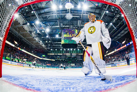 Brynäs målvakt Veini Vehviläinen deppar