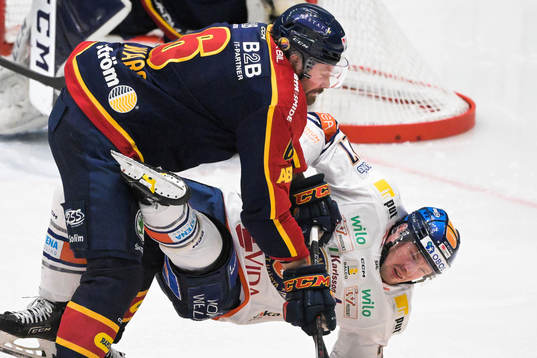 Djurgårdens Stefan Warg tacklar Växjös Martin Lundberg
