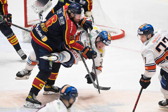Djurgårdens Stefan Warg tacklar Växjös Martin Lundberg