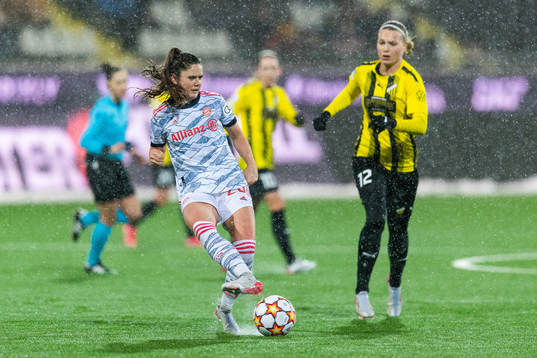 Sarah Zadrazil of Bayern Munich and Stine Larsen of Häcken