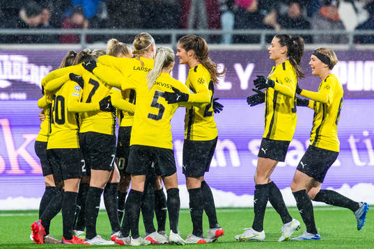 Stina Blackstenius of Häcken celebrates with team mates