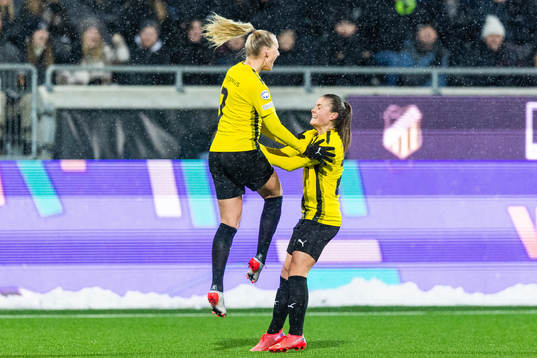 Stina Blackstenius of Häcken celebrates with Hanna Wijk