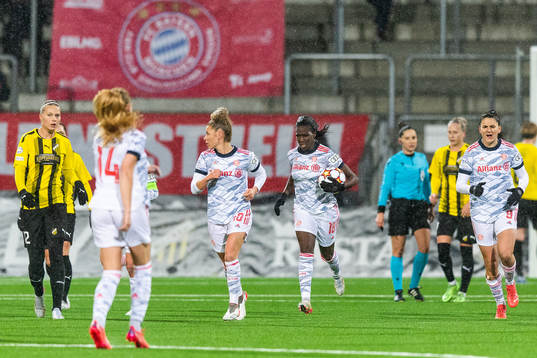Viviane Asseyi of Bayern Munich celebrates