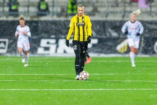 Stine Larsen of Häcken looks dejected