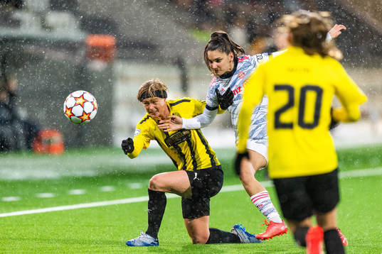 Luna Nörgaard Gevitz of Häcken and Jovana Damnjanovic of