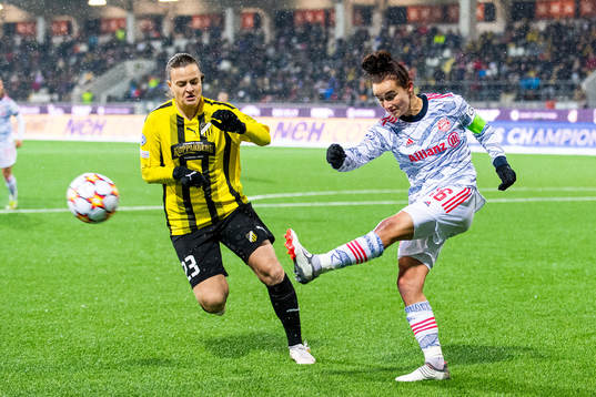 Milica Mijatovic of Häcken and Lina Magull of Bayern Munich