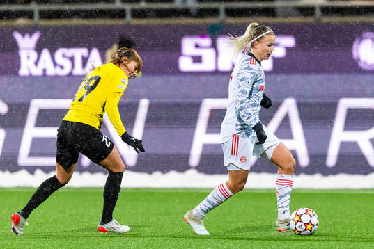 Mille Gejl Jensen of Häcken and Hanna Glas of Bayern Munich