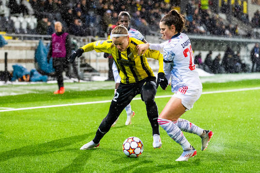 Stine Larsen of Häcken and Sarah Zadrazil of Bayern Munich