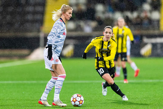 Sofia Jakobsson of Bayern Munich and Elin Rubensson of
